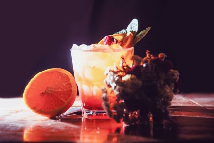 Восторг в стакане: Фруктовый коктейль с мороженым и сливками