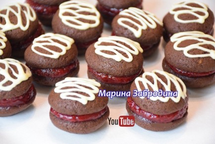 Шоколадные пирожные с клубникой: простое угощение для вашего стола