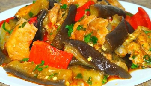 Курочка с баклажанами и овощами: простой и вкусный обед для всей семьи