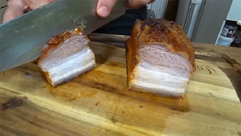 Как приготовить домашнюю грудинку в пергаменте: вкусно и выгодно