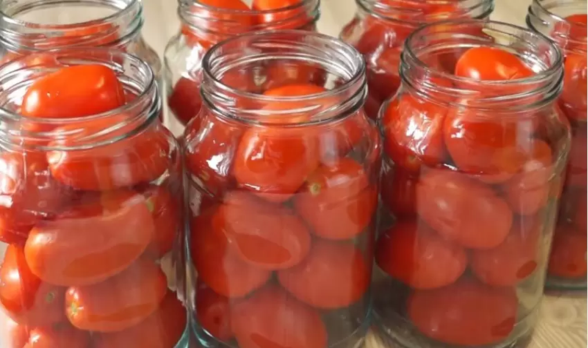 Простой рецепт сладких помидоров на зиму: заготовка, которая покорит ваш стол