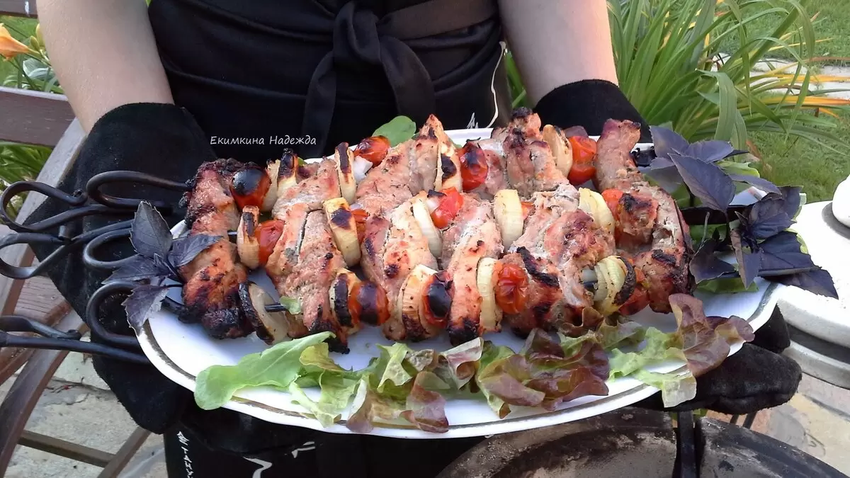 Свинина на трех шампурах: фирменный шашлык из тандыра