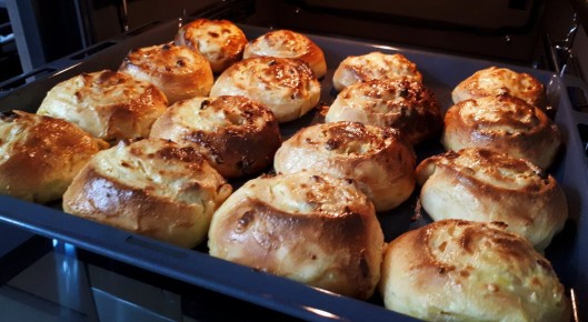 Ароматные булочки с яблоками и творогом: вкус к чаю каждый день