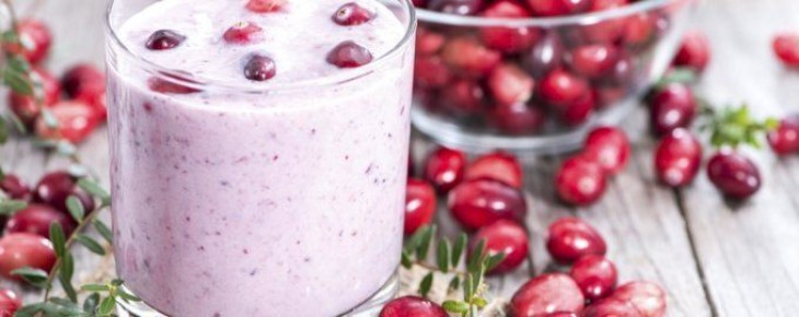 Идеальный летний напиток: молочно-клюквенный коктейль с ягодным акцентом