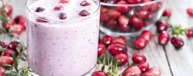 Идеальный летний напиток: молочно-клюквенный коктейль с ягодным акцентом