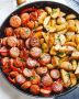 Вдохновение кухни: копчёные колбасы с картофелем на сковороде