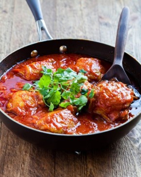 Погружение во вкусы Востока: курица в пряном соусе с финиками