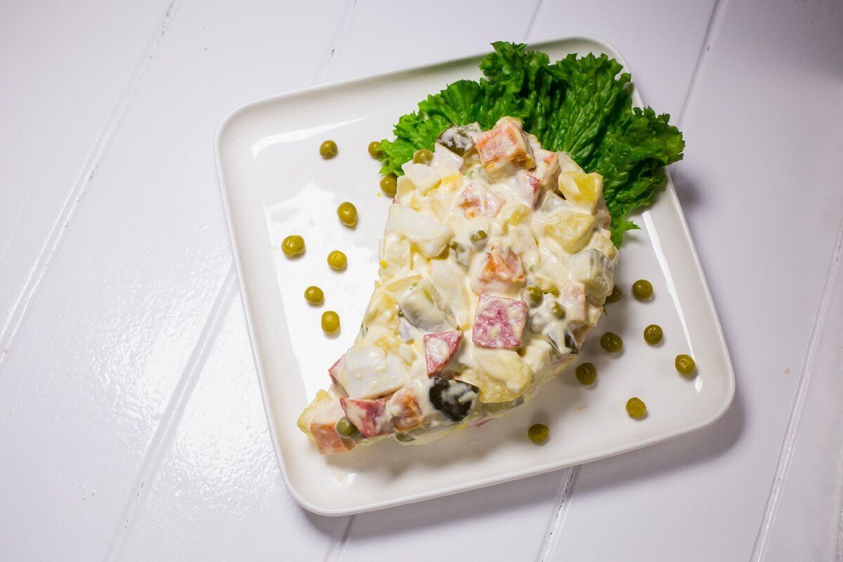 Нежный салат с курицей, сельдереем и яблоками для вашего стола