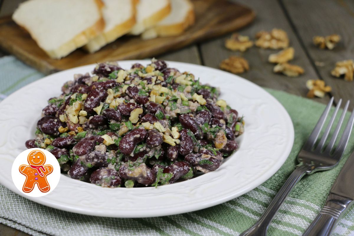 Постный салат с фасолью и ореховым соусом: простой и вкусный рецепт