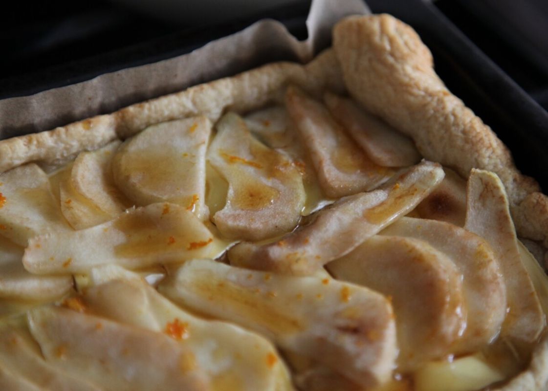Изысканный пирог с камамбером и грушей