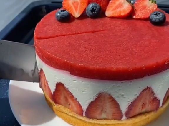 Летнее наслаждение: как приготовить легкий французский торт с клубникой