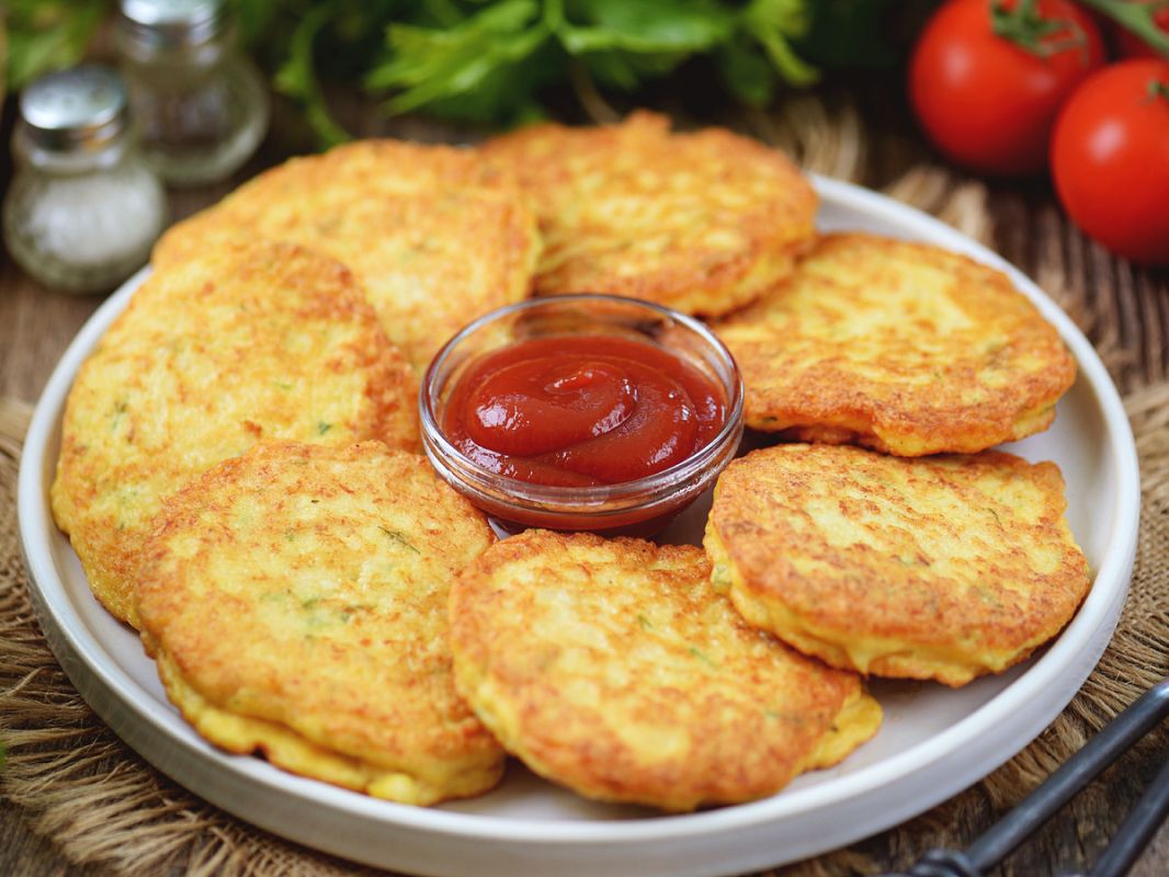 Неожиданное блюдо: оладушки с цветной капустой и курицей