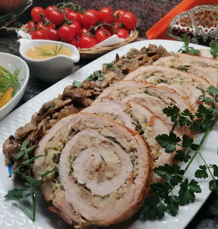 Насыщенный рулет из свинины: изысканная закуска для новогоднего стола